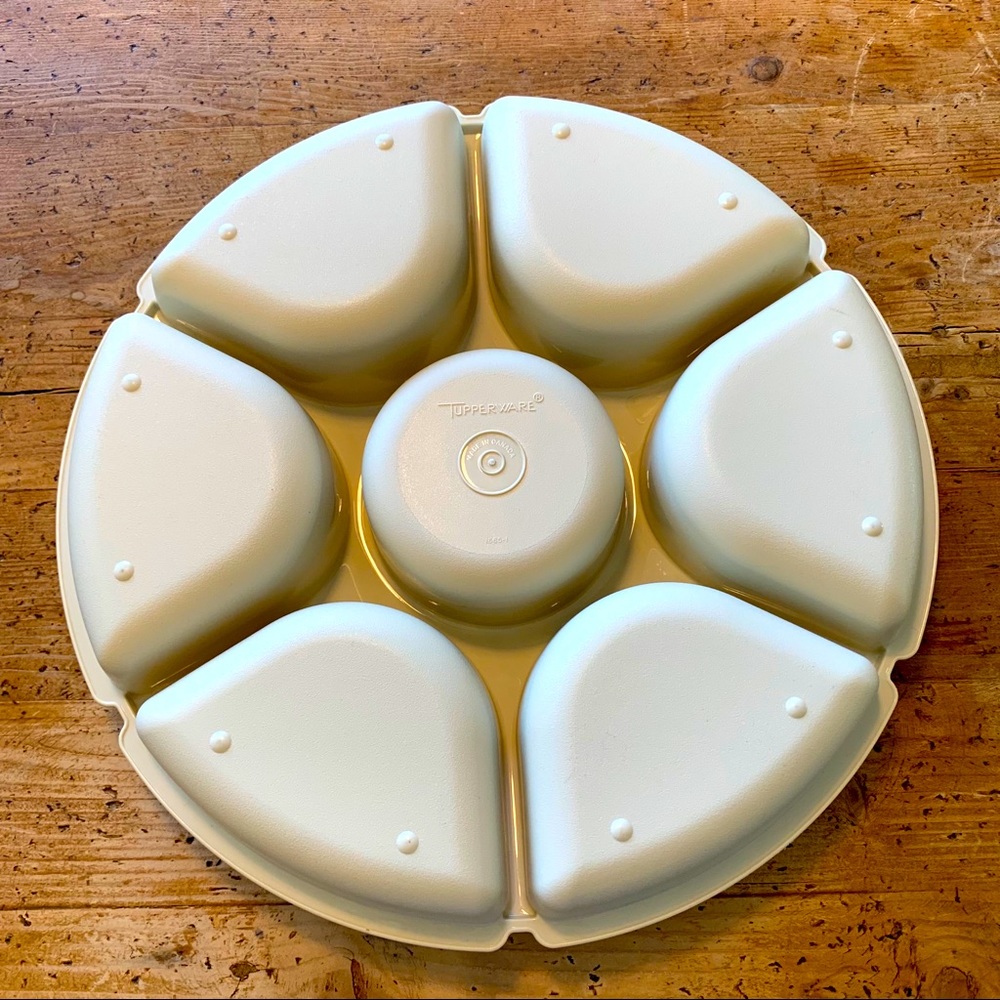 Tupperware vintage Almond divided fruit/veggie tray with lid